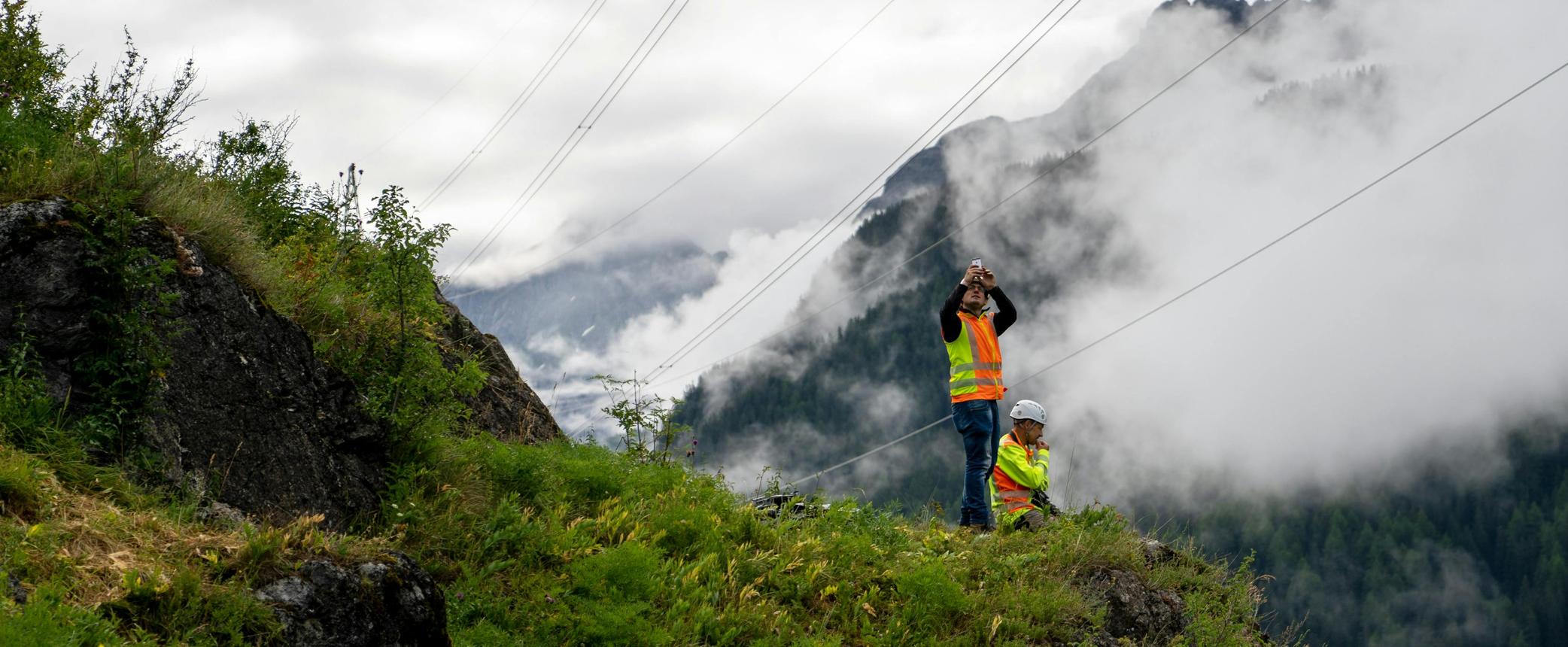 Smart Power Grid Inspection Solutions: How NORA OPTICS Improves Field Efficiency with Laser Rangefinders and Binoculars